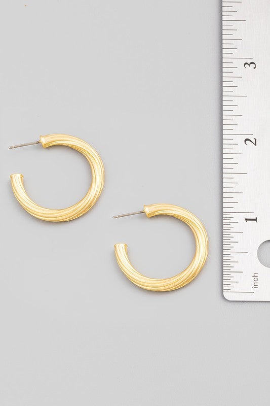 Metallic Tube Hoop Earrings (gold)