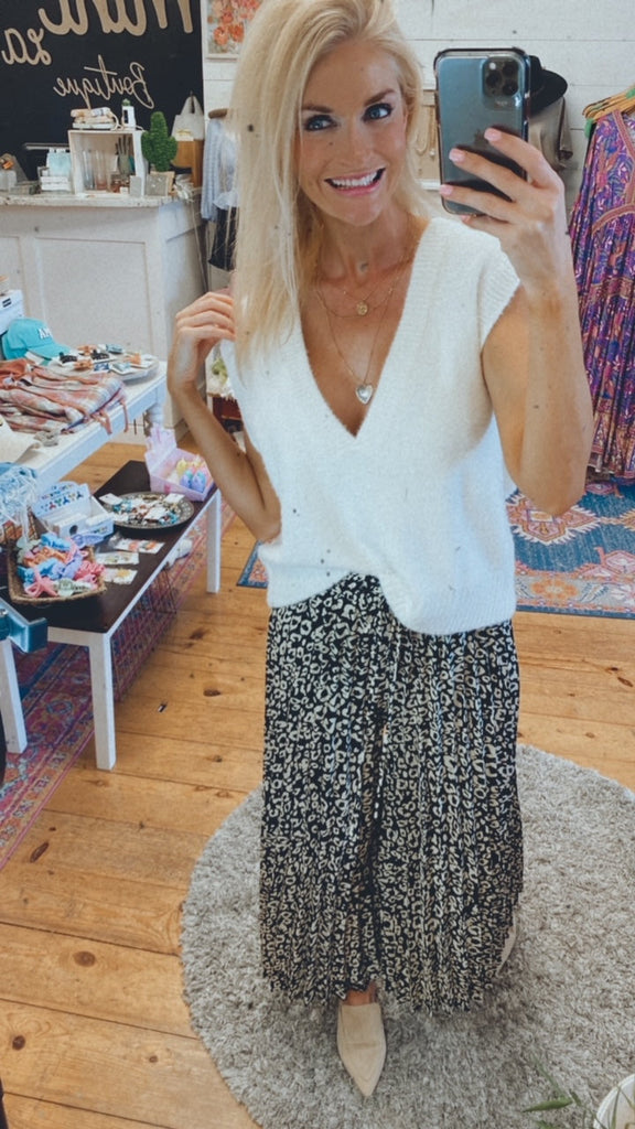 Lightswitch sleeveless fluffy sweater (ivory)
