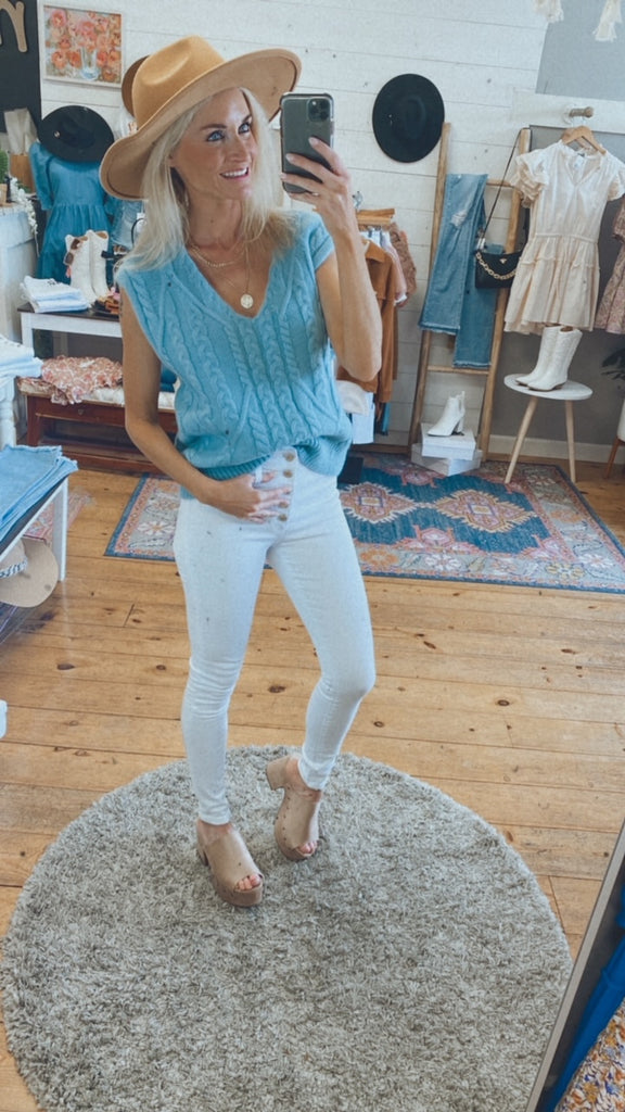 Wavery sweater vest (dusty blue)