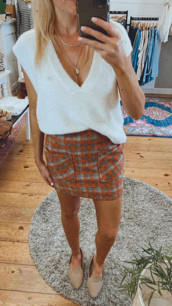 Lightswitch sleeveless fluffy sweater (ivory)