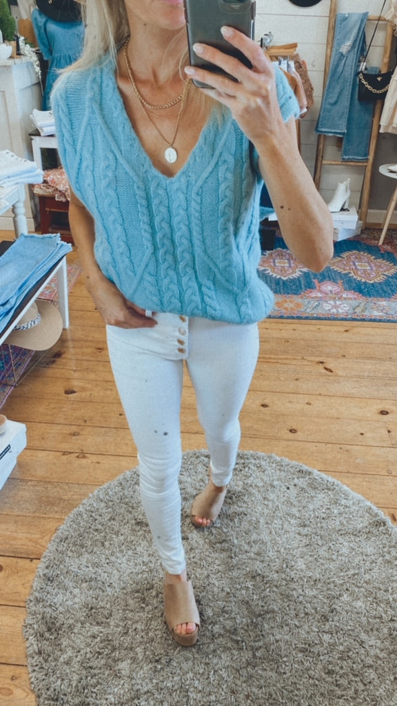 Wavery sweater vest (dusty blue)